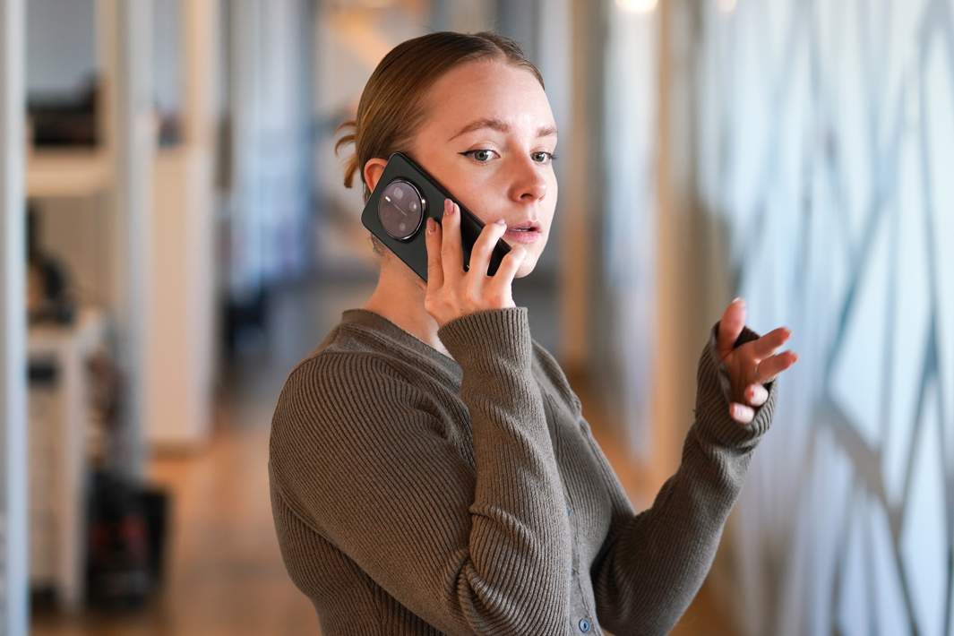 Девушка разговаривает по телефону