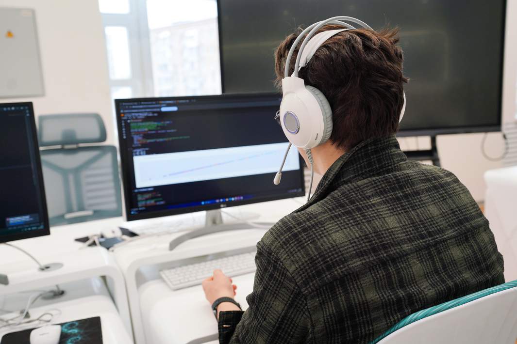 Студент пишет программу 