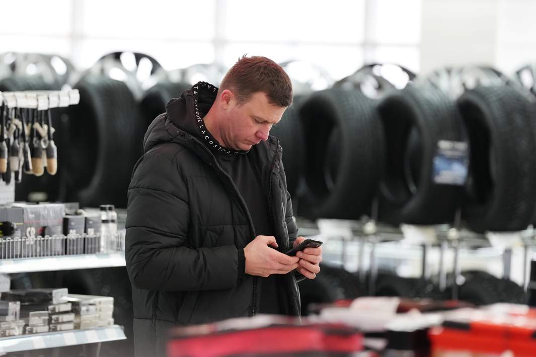 Мужчина в магазине шин 