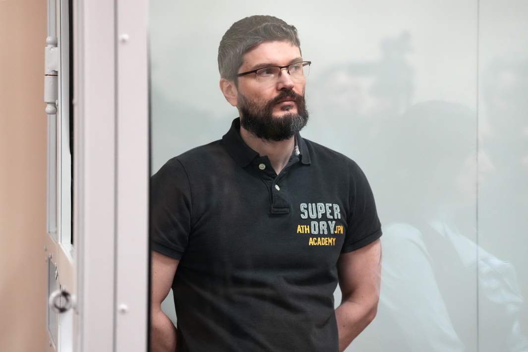 Пасынок рок-музыканта Стаса Намина Роман Ткаченко во время оглашения приговора в здании Московского областного суда
