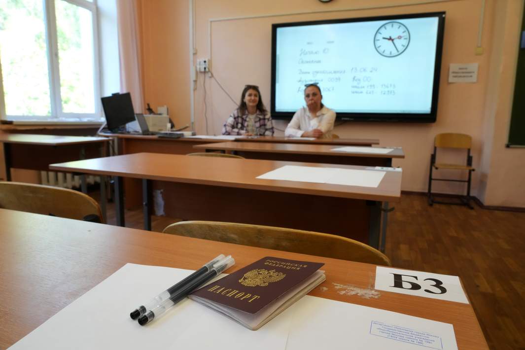 Педагоги в классе перед проведением единого государственного экзамена