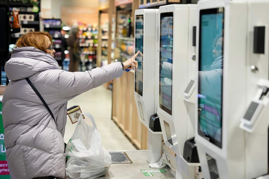 Женщина оплачивает покупки 