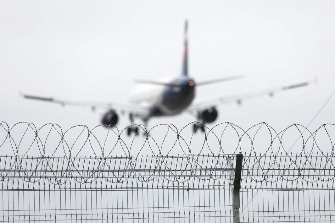 самолет и проволока