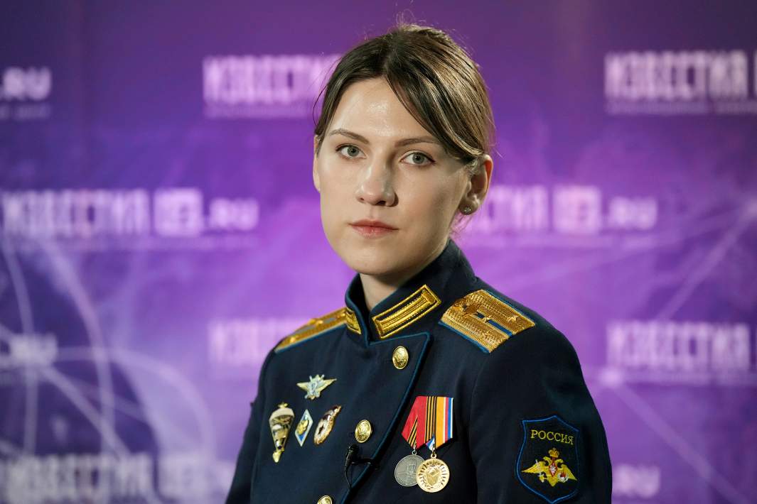 Командир взвода гвардии старший лейтенант Яна Вервеина во время интервью МИЦ «Известия»