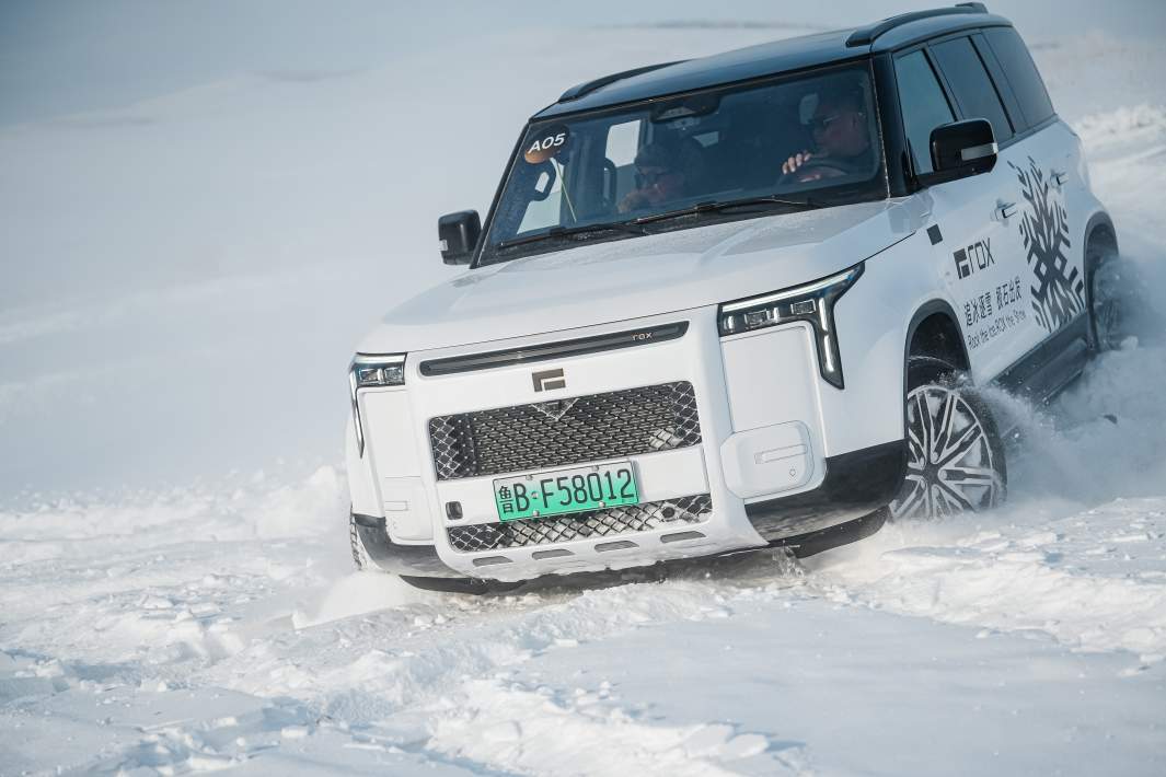 снег