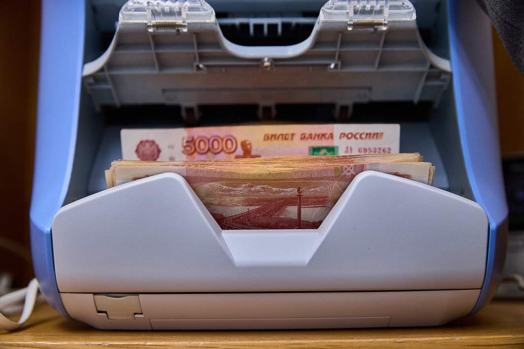 Рубли в счетной машинке 