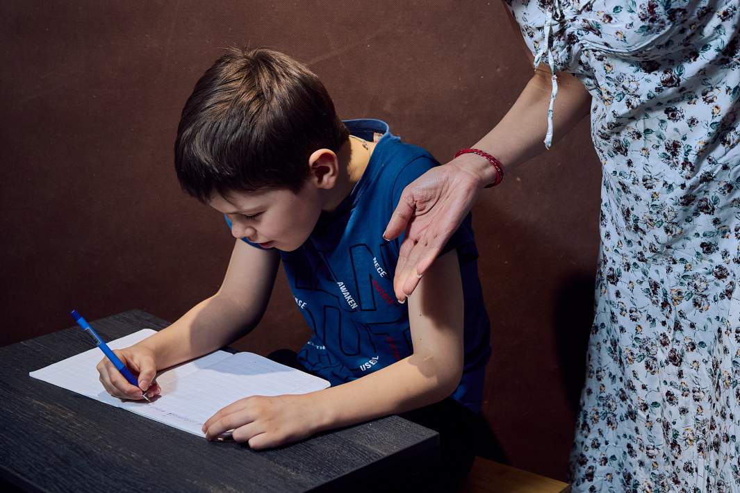 Ребенок делает домашнюю работу 