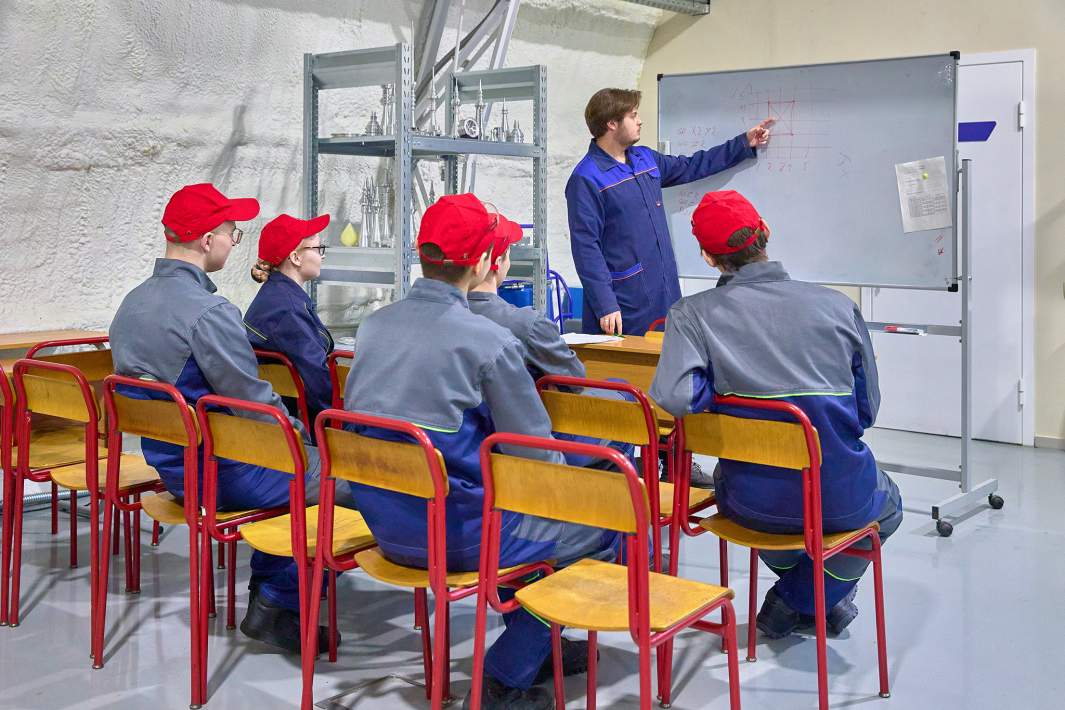 Учащиеся колледжа 