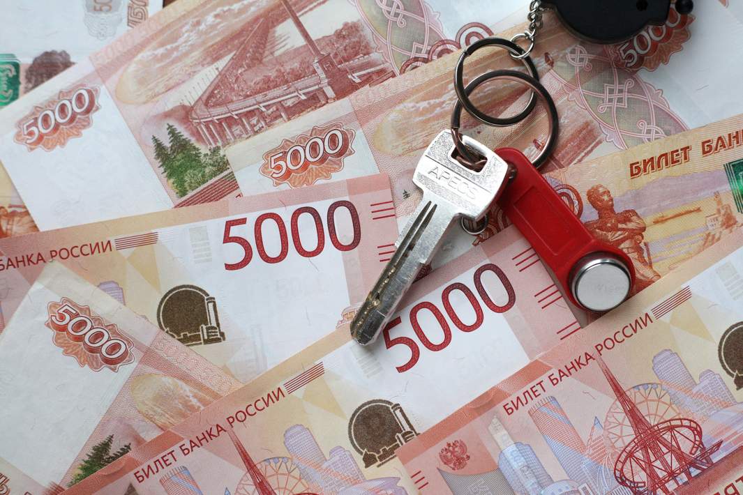 Купюры номиналом пять тысяч рублей и ключи