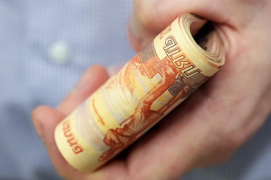 Денежные купюры в руках мужчины