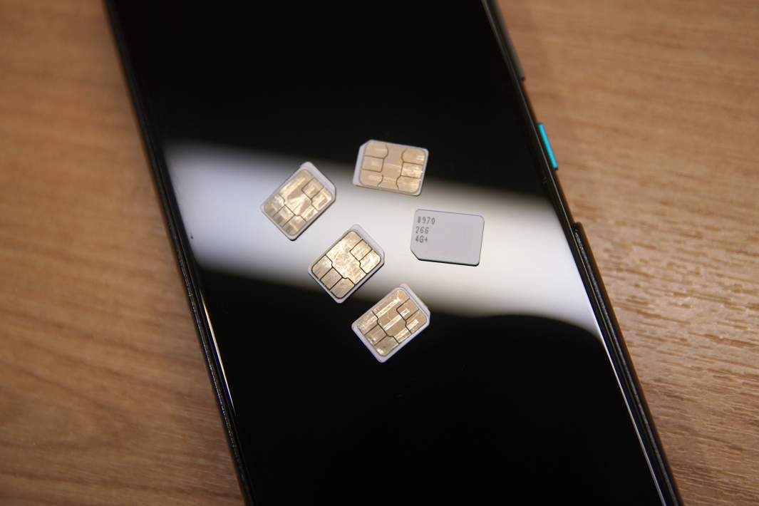 Сим-карты для смартфонов на фоне мобильного устройства
