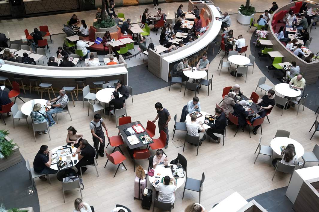 Посетители фуд-корта 