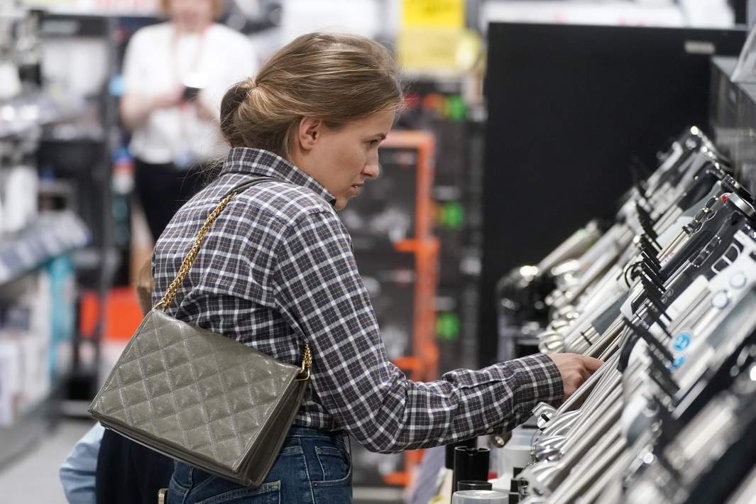 Девушка покупает блендер 