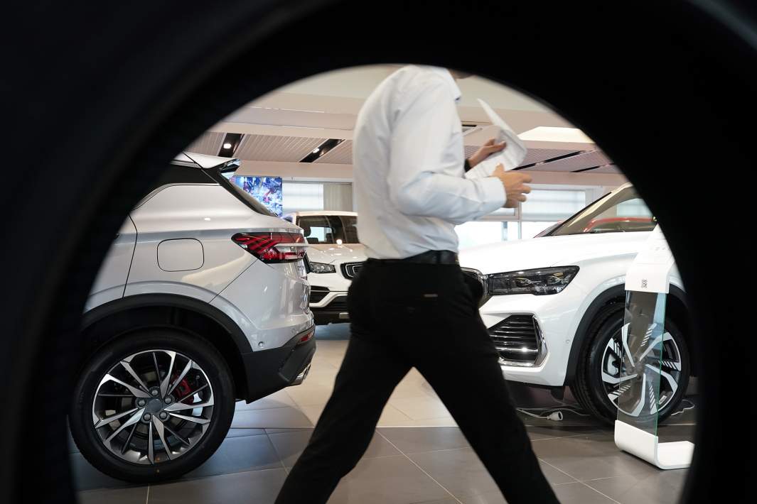 Мужчина а автосалоне 