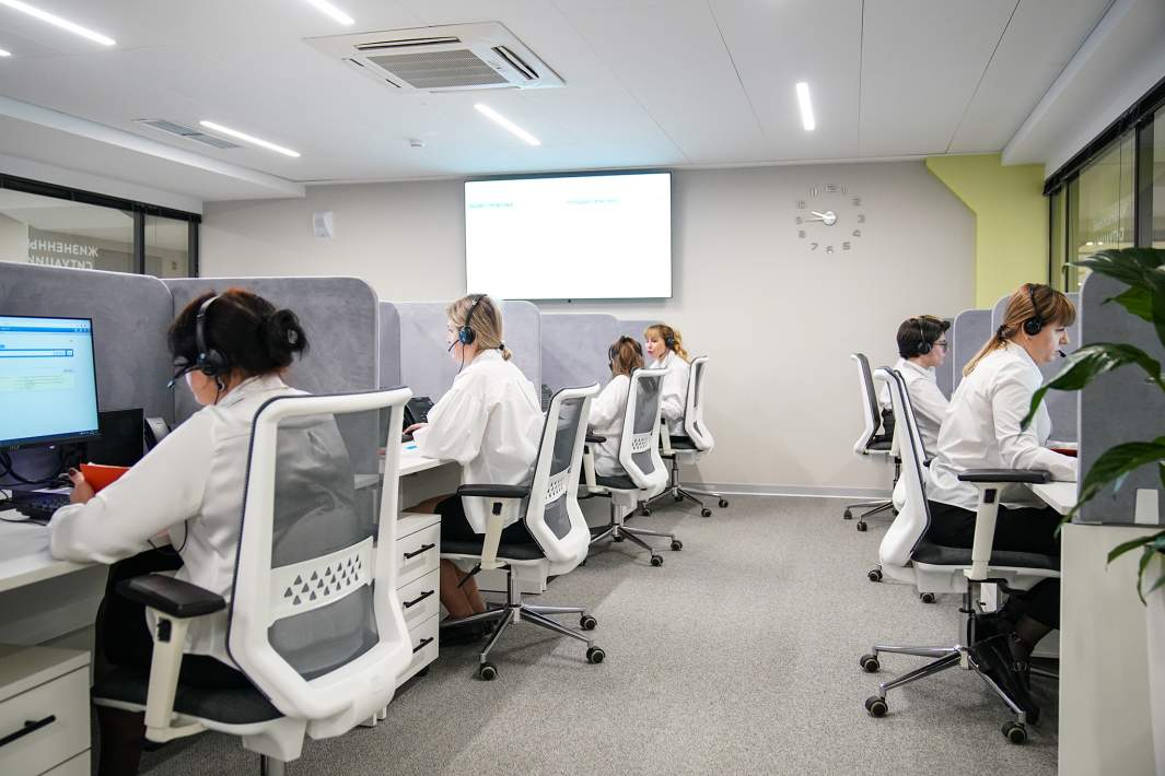 Сотрудники в офисе 