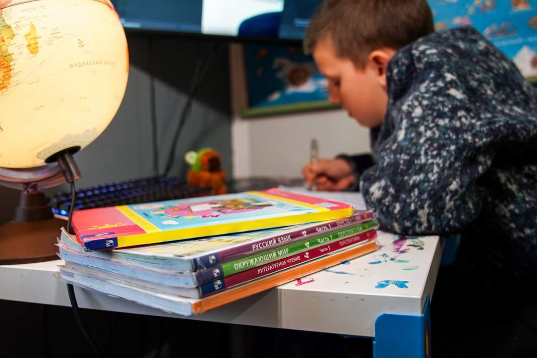 Мальчик делает уроки 