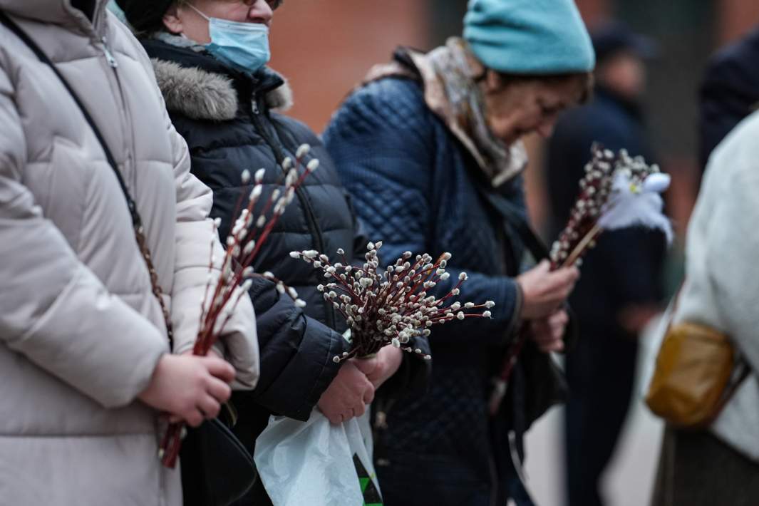 Прихожане с вербой 