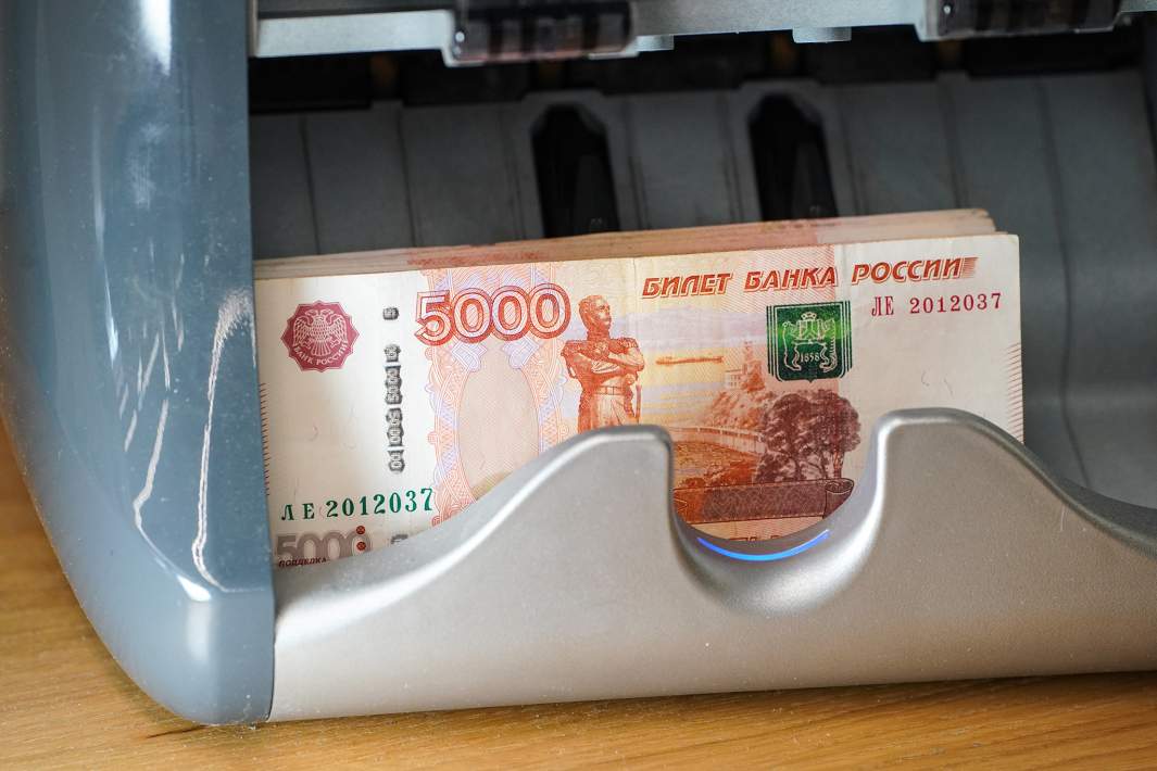 Рубли в счетной машинке 