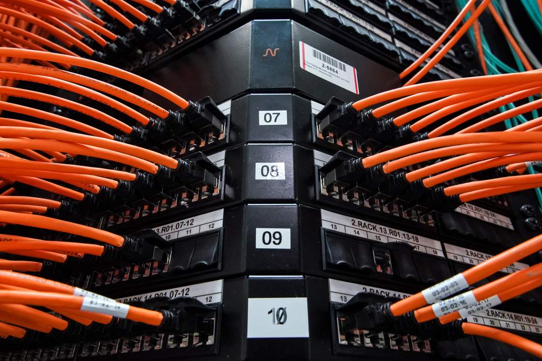 Провода серверов в центре обработки данных