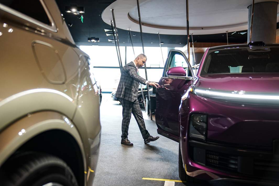 Мужчина в автосалоне 