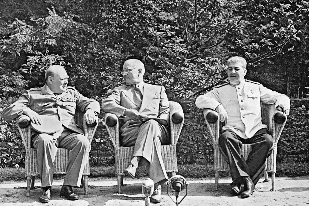 Участники Потсдамской конференции, представители держав антигитлеровской коалиции во Второй мировой войне: премьер-министр Великобритании сэр Уинстон Черчилль, президент Соединенных Штатов Америки Гарри Трумэн и председатель Совета народных комиссаров СССР, председатель Государственного комитета обороны СССР и секретарь ЦК ВКП(б) Иосиф Сталин во время пресс-конференции. 25 июля 1945 года