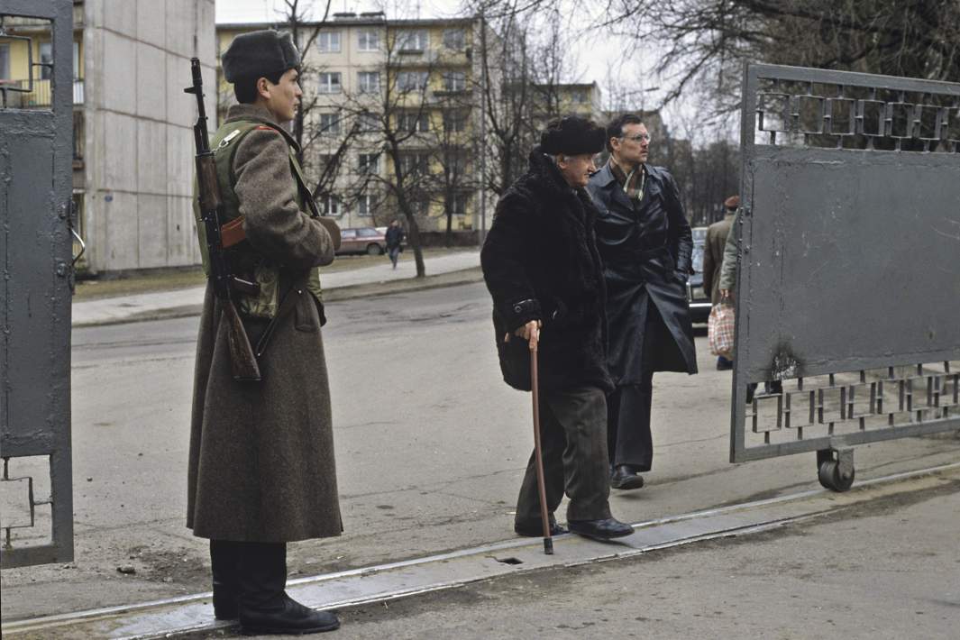 У избирательного участка Вильнюсского гарнизона в день Всесоюзного референдума о сохранении СССР. 17 марта 1991 года