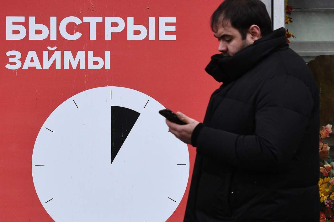 Мужчина на фоне офиса быстрозайма 
