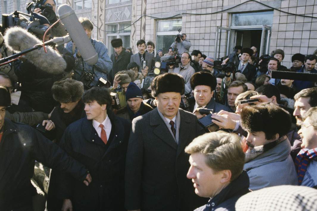Председатель Верховного Совета РСФСР Борис Ельцин во время Всесоюзного референдума о будущем СССР в окружении журналистов возле участка для голосования. 17 марта 1991 года