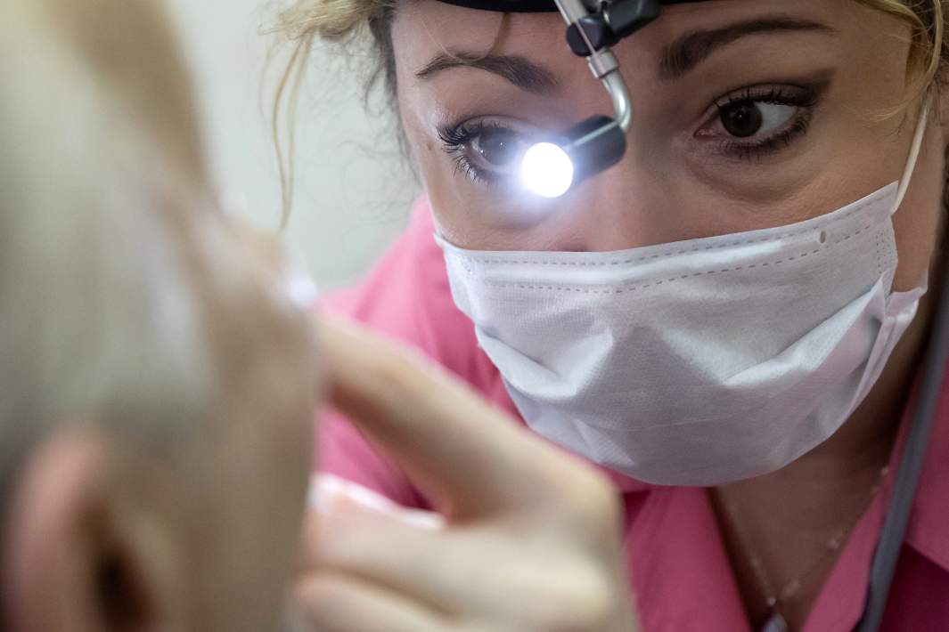 Отоларинголог принимает пациента в городской поликлинике