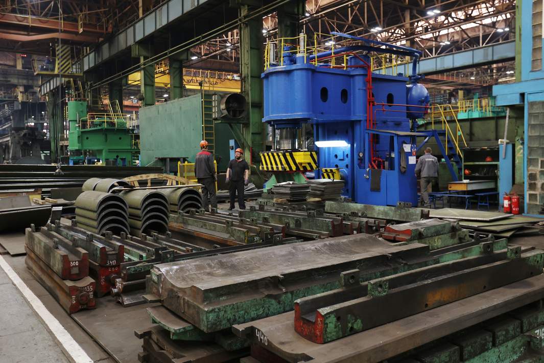 Рабочие в корпусообрабатывающем цехе на судостроительном предприятии «Севмаш» в Северодвинске