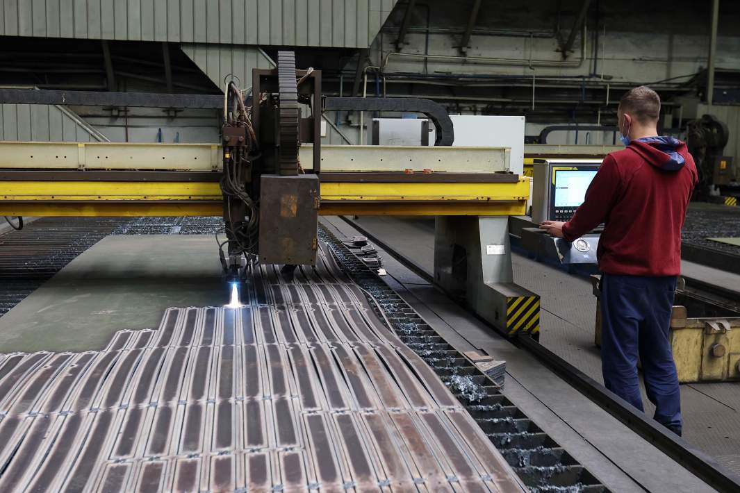 Рабочий в корпусообрабатывающем цехе на судостроительном предприятии «Севмаш» в Северодвинске