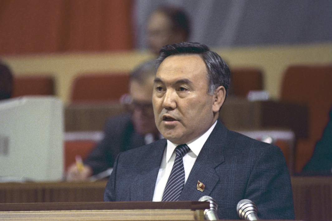 Первый секретарь Центрального комитета Коммунистической партии Казахстана Нурсултан Назарбаев выступает на XXVIII съезде КПСС. 1990 год