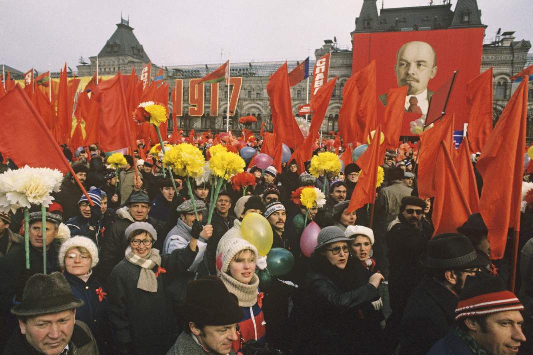 Демонстрация трудящихся на Красной площади в Москве 7 ноября 1986 года