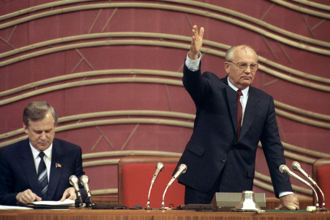 Президент СССР Михаил Горбачев и Председатель Совета Министров СССР Николай Рыжков во время IV Съезда народных депутатов СССР. 12 декабря 1990 года