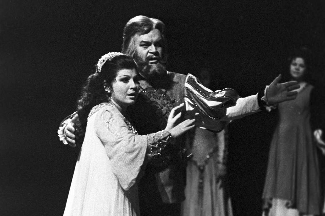 Маквала Касрашвили в роли Иоланты и Артур Эйзен в роли Короля Рене в сцене из оперы П.И.Чайковского "Иоланта"