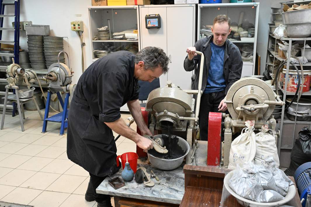 Измельчение руды для опытов 