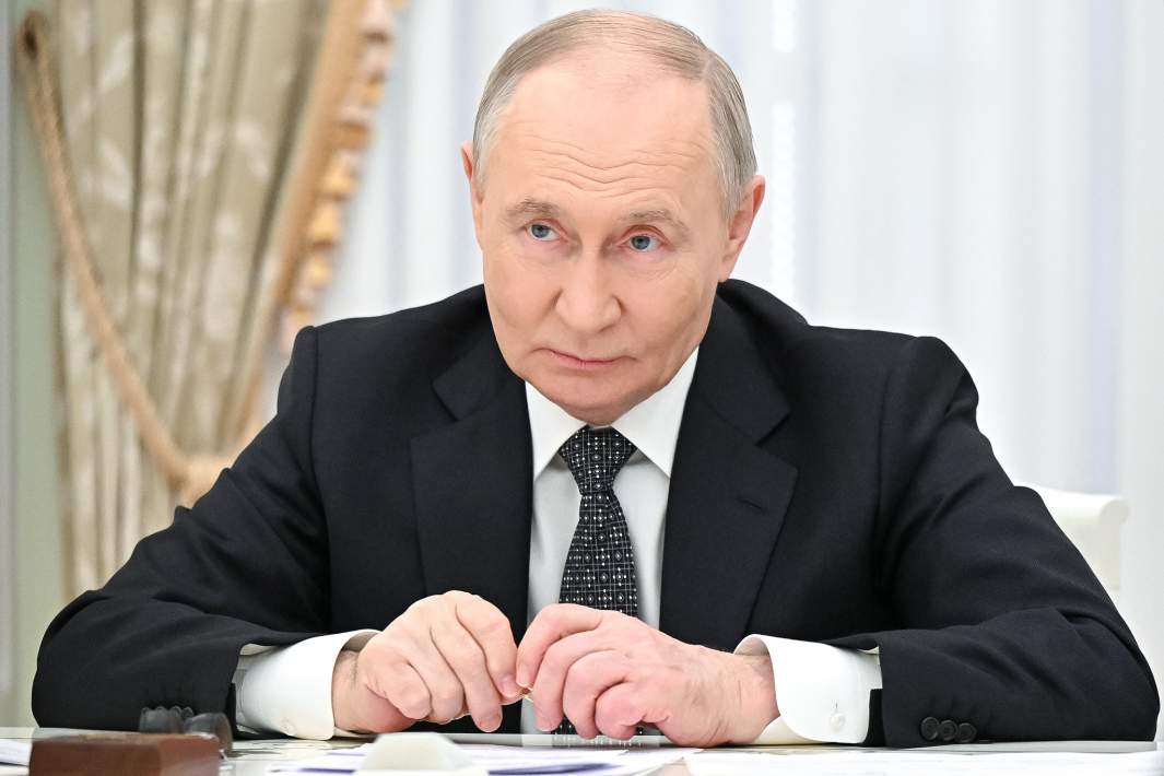 Президент РФ Владимир Путин во время встречи с премьер-министром Вьетнама Фам Минь Тинем в Кремле