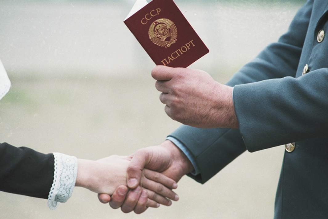Вручение школьнице паспорта гражданина СССР. 1 мая 1987 года