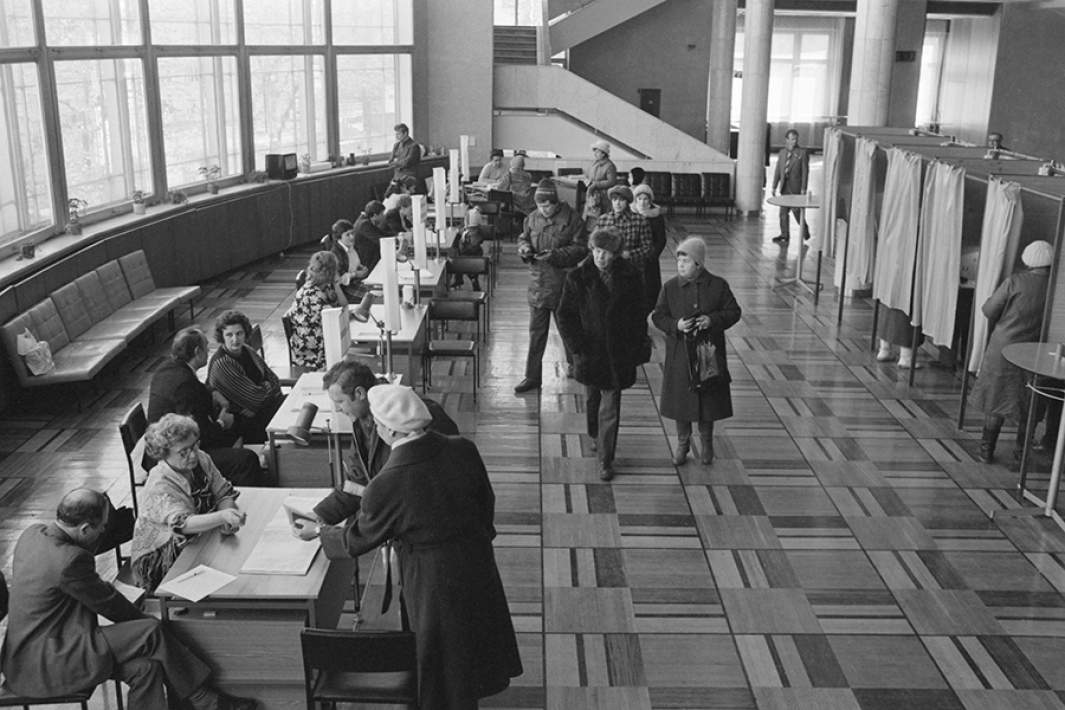 Голосование на избирательном участке № 17 Пролетарского района Москвы в день Всесоюзного референдума о сохранении СССР. 17 марта 1991 года