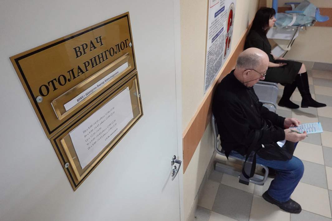 Табличка с надписью «Врач отоларинголог» в поликлинике