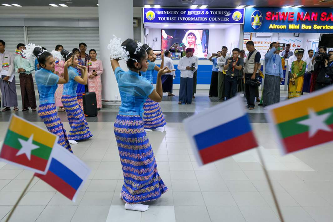 Встреча туристов в аэропорту Мьянмы