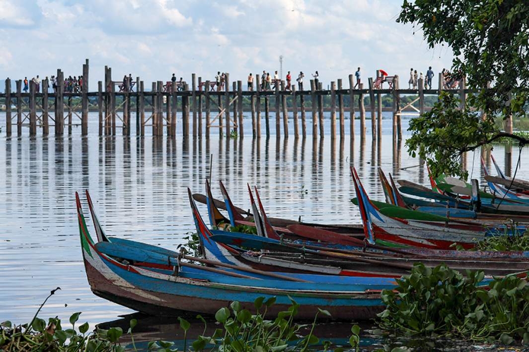 Туристы на мосту У-Бейн через озеро Таунтаман