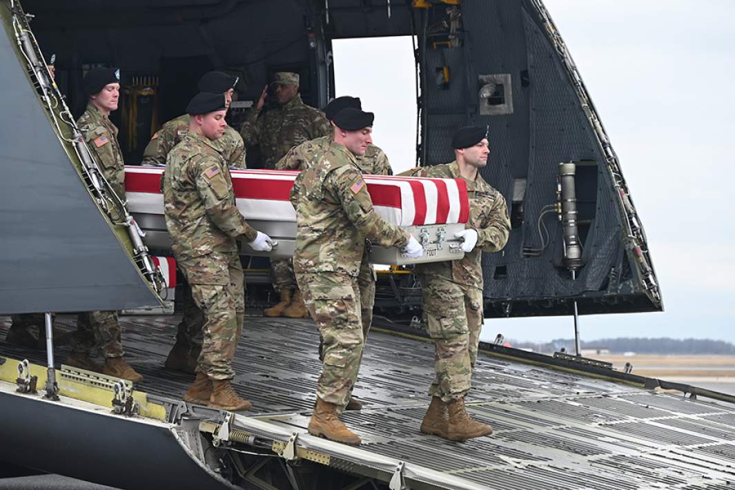 Военнослужащие США несут гроб с убитым солдатом