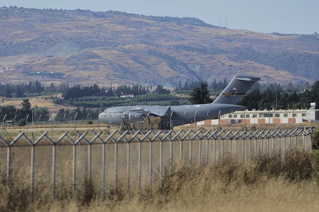 Транспортный самолет ВВС США на британской авиабазе Акротири на Кипре
