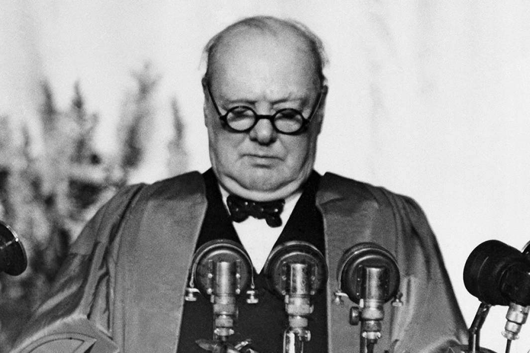 Премьер-министр Великобритании Винстон Черчилль выступает с речью в Вестминстерском колледже в Фултоне. 5 марта 1946 года