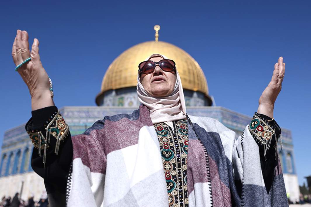 Una mujer en una mezquita