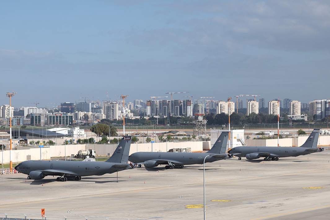 Самолеты-заправщики KC-135 в аэропорту Бен-Гуриона в Израиле