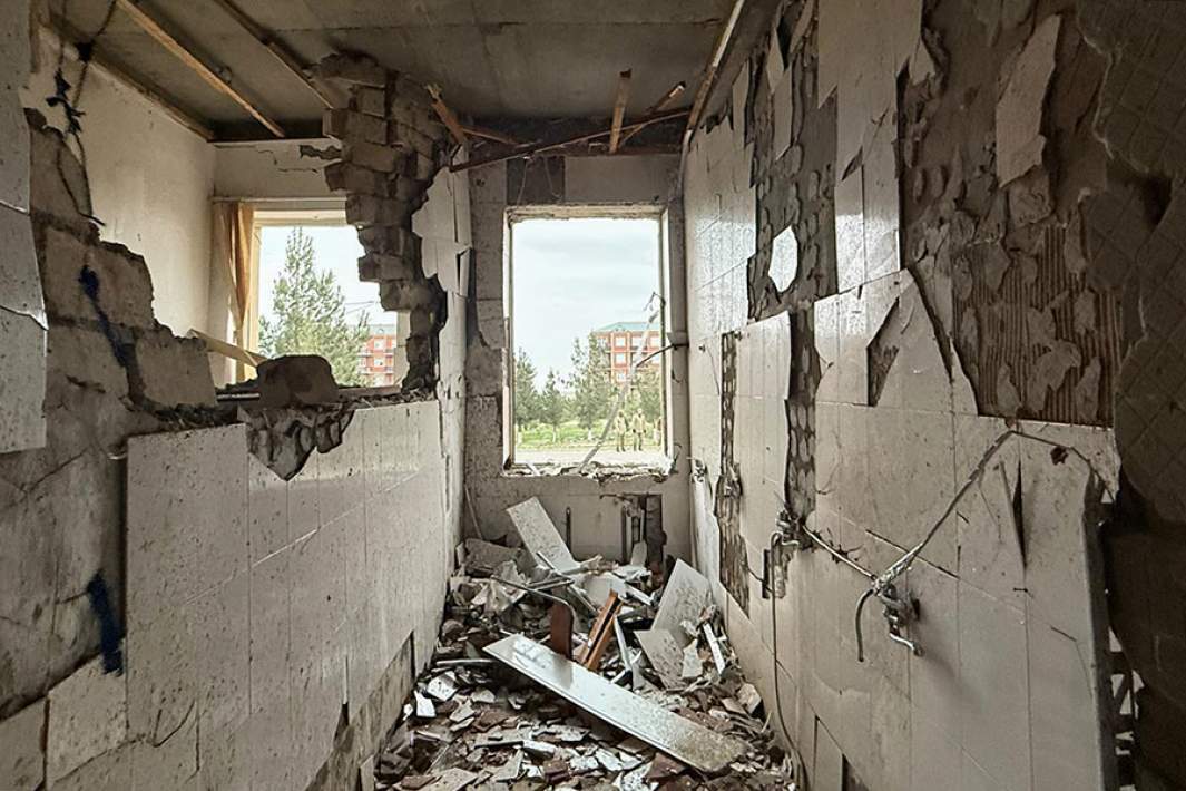 Поврежденное в результате атаки беспилотников здание аэропорта Нахичевань в Азербайджане