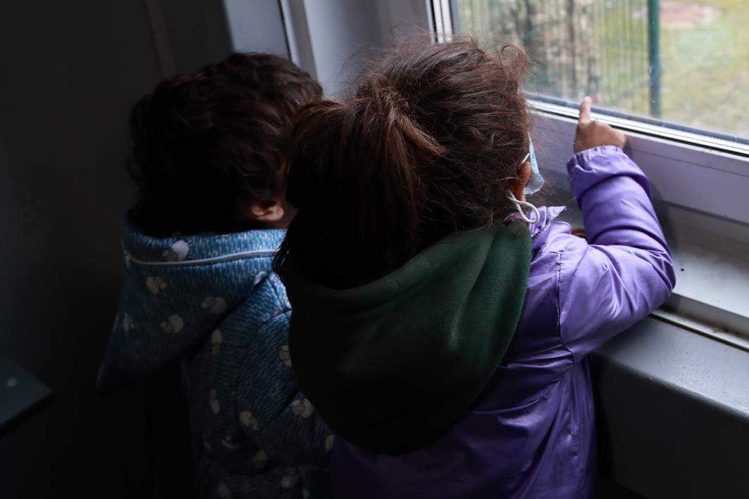 Дети смотрят в окно 