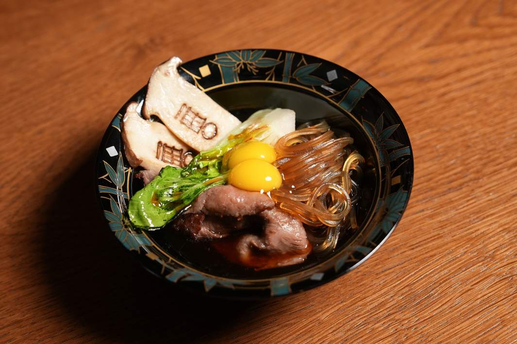 Вагю с рисовой лапшой, эрингами, бок-чоем и соусом сукияки